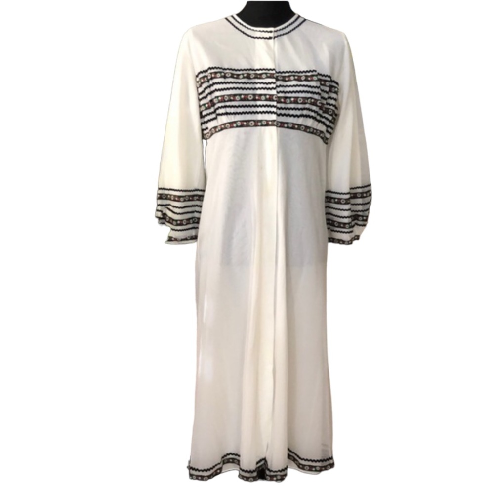 VINTAGE SNAP BUTTON NIGHTGOWN BISHOP SLEEVES WHITE SIZE SMALL TO MEDIUM